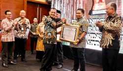 Pj Bupati Aceh Besar Muhammad Iswanto menerima Paritrana Award tahun 2022 yang diserahkan Kadisnaker dan Mobduk Aceh Akmil Husen di Hotel Hermes Palace Banda Aceh, Kamis (2/3)