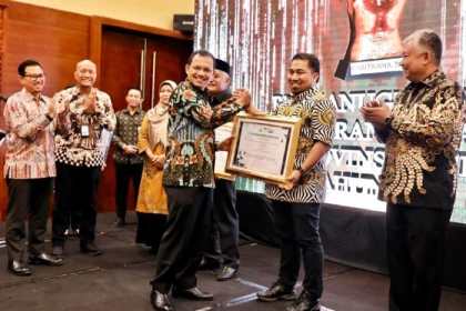 Pj Bupati Aceh Besar Muhammad Iswanto menerima Paritrana Award tahun 2022 yang diserahkan Kadisnaker dan Mobduk Aceh Akmil Husen di Hotel Hermes Palace Banda Aceh, Kamis (2/3)