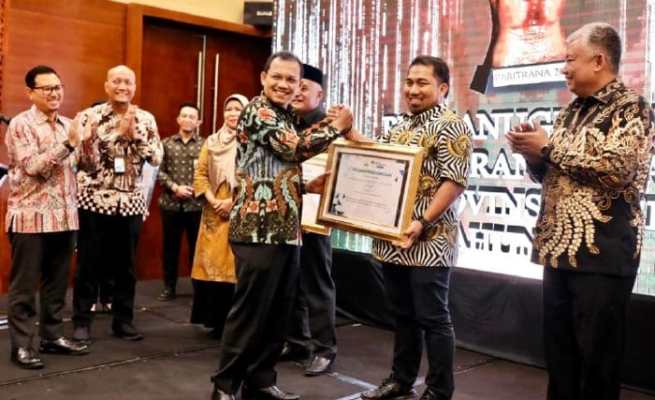 Pj Bupati Aceh Besar Muhammad Iswanto menerima Paritrana Award tahun 2022 yang diserahkan Kadisnaker dan Mobduk Aceh Akmil Husen di Hotel Hermes Palace Banda Aceh, Kamis (2/3)