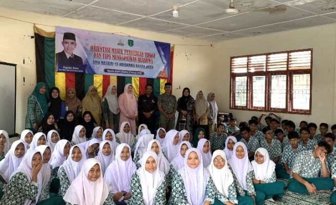 Siswa SMA Negeri 15 Adidarma Banda Aceh mengikuti kegiatan orientasi masuk perguruan tinggi dan tips mendapatkan beasiswa, Kamis (2/3)
