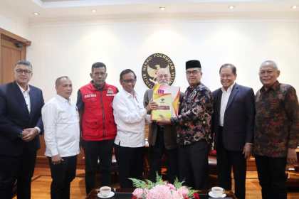 Wali Nanggroe Aceh Malik Mahmud Al Haythar didampingi Ketua DPRA Saiful Bahri menyerahkan data lima ribu kasus pelanggaran HAM yang terjadi di Aceh kepada Pemerintah Pusat melalui Menkopolhukam Mahfud MD, Kamis (2/3) di Jakarta