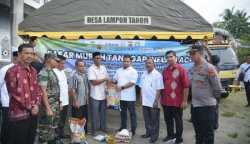 Pj Bupati Aceh Besar Muhammad Iswanto menyerahkan kebutuhan pokok secara simbolis kepada masyarakat saat pembukaan pasar murah yang digelar di halaman Meunasah Gampong Lampoh Tarom, Kemukiman Cot Keueng, Kecamatan Kuta Baro, Jum’at (3/3)