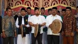 Pj Bupati Aceh Besar Muhammad Iswanto didampingi Anggota DPRK dan sejumlah pimpinan OPD Aceh Besar memukul rapa'i saat meresmikan Grup Hadrah Shalawat Baitul Qur'an Aceh Besar di Balai Baitul Quran Gampong Lamtimpeung Kecamatan Darussalam, Sabtu malam (4/3