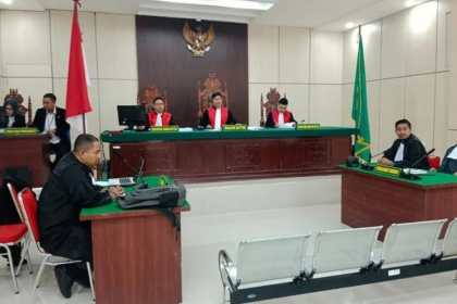 Sidang pembacaan putusan atau vonis hakim perkara tindak pidana pembunuhan dua petani di Gampong Aneuk Glee, Indrapuri, Aceh Besar atas nama Terdakwa Azwir Basyah Alias Toke Wir serta 6 terdakwa lainya, Feriadi alias Si Chek, Muhammad Yahya, Nazar, Tarmizi (Abu Midi), Darwis, Zardan, di PN Jantho, Senin (6/3)
