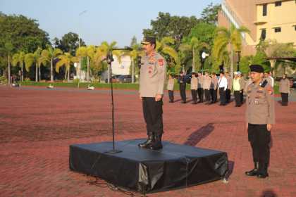 Wakapolda Aceh Brigjen Pol Syamsul Bahri saat memimpin apel pagi di halaman Mapolda Aceh, Senin (6/3)