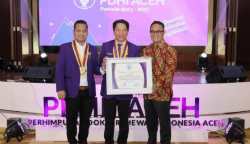 Kadis Peternakan Aceh Zalsufran menerima penghargaan dari Perhimpunan Dokter Hewan Indonesia (PDHI)