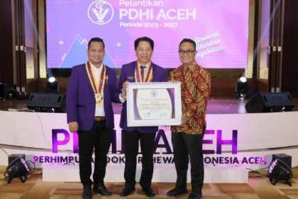 Kadis Peternakan Aceh Zalsufran menerima penghargaan dari Perhimpunan Dokter Hewan Indonesia (PDHI)