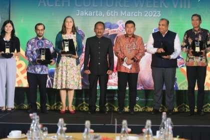 Plt Asisten II Setda Aceh Mawardi bersama Kadisbudpar Aceh Almuniza Kamal pada acara Beranda Pekan Kebudayaan Aceh ke-8, yang dihadiri para Duta Besar Negara-Negara Sahabat, di Hotel Le Méridien, Jakarta, Senin (6/3)
