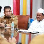 Pj Bupati Aceh Besar Muhammad Iswanto bersama Wakil Ketua MPU Aceh Tgk H Hasbi Albayuni membahas peningkatan sertifikasi produk halal Aceh Besar, di Gedung Dekranasda Aceh Besar, Gampong Gani, Kecamatan Ingin Jaya Selasa (7/3)