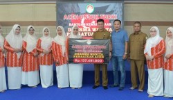 Ketua DWP Aceh Mellani Subarni didampingi pengurus, menyerahkan bantuan kemanusiaan kepada Kalak BPBA Ilyas, untuk korban bencana gempa Turki di aula BPBA, Selasa (7/3)