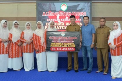 Ketua DWP Aceh Mellani Subarni didampingi pengurus, menyerahkan bantuan kemanusiaan kepada Kalak BPBA Ilyas, untuk korban bencana gempa Turki di aula BPBA, Selasa (7/3)