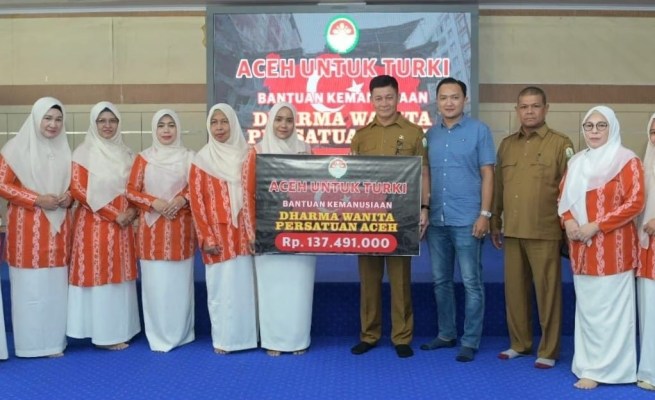 Ketua DWP Aceh Mellani Subarni didampingi pengurus, menyerahkan bantuan kemanusiaan kepada Kalak BPBA Ilyas, untuk korban bencana gempa Turki di aula BPBA, Selasa (7/3)