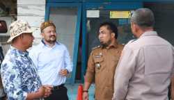 Pj Bupati Aceh Besar Muhammad Iswanto bersama Ketua DPRK Iskandar Ali dan Kapolres Aceh Besar AKBP Carlie Syahputra Bustamam saar berdialog dengan tokoh masyarakat Kemukiman Saree, di Masjid Saree, Selasa (7/3)