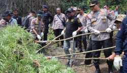 Kapolda Aceh Irjen Pol Ahmad Haydar didampingi Anggota Komisi III DPR RI M Nasir Djamil memusnahkan 11 hektar ladang ganja di dua lokasi terpisah di pegunungan Desa Lamkabeu, Kecamatan Seulimuem, Aceh Besar, Rabu (8/3)