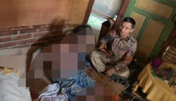 Ketua DPRK Banda Aceh Farid Nyak Umar menjenguk seorang warga lansia kurang mampu yang menderita sakit Autoimun, di Gampong Keuramat, Kecamatan Kuta Alam