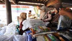 Dalam menyambut bulan suci Ramadhan 1444 Hijriah, DWP UIN Ar-Raniry bekerja sama dengan Dinas Pangan Aceh menggelar Pangan Murah bagi warga kampus dan sekitar kampus, Rabu (8/3)