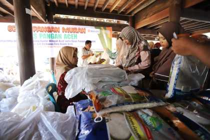 Dalam menyambut bulan suci Ramadhan 1444 Hijriah, DWP UIN Ar-Raniry bekerja sama dengan Dinas Pangan Aceh menggelar Pangan Murah bagi warga kampus dan sekitar kampus, Rabu (8/3)