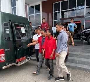 Dua DPO yang ditangkap Tim Tabur Kejati Aceh di Langsa dibawa ke Kejari Aceh Tamiang