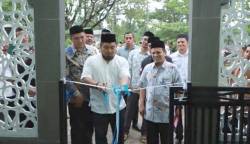 Pj Bupati Aceh Besar Muhammad Iswanto melakukan penguntingan pita dan menandatangani prasasti saat meresmikan tempat wudhu Masjid Pesantren Modern Tgk Chiek Oemar Diyan, Indrapuri, Kamis (9/3)