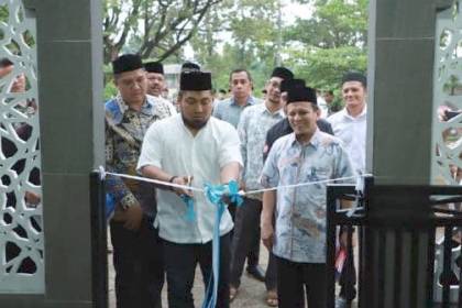Pj Bupati Aceh Besar Muhammad Iswanto melakukan penguntingan pita dan menandatangani prasasti saat meresmikan tempat wudhu Masjid Pesantren Modern Tgk Chiek Oemar Diyan, Indrapuri, Kamis (9/3)