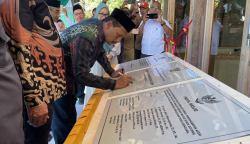 Asisten I Bidang Pemerintahan Keistimewaan Aceh dan Kesejahteraan Rakyat Setda Aceh M Jafar mewakili Pj Gubernur Aceh bersama Bupati Mamuju Sitti Sutinah Suhardi dan Kalak BPBA Ilyas saat peresmian Masjid Al-Munawwarah, bantuan masyarakat dan Pemerintah Aceh di lingkungan Te'beng, Kelurahan Kasambang, Kecamatan Tapalang, Mamuju, Sulawesi Barat, Jum'at (10/3)