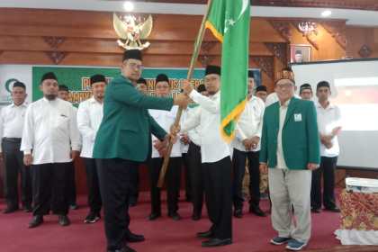 Ketua PW Al Washliyah Aceh Dr Ridwan Nurdin mengukuhkan Pengurus Daerah Al Jamiatul Washliyah Kota Lhokseumawe, Jum'at (10/3)