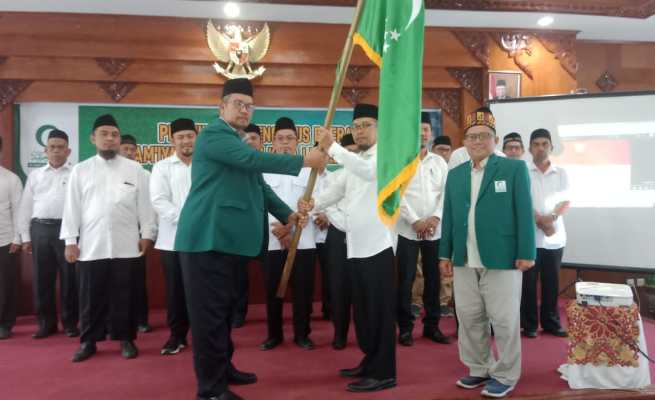 Ketua PW Al Washliyah Aceh Dr Ridwan Nurdin mengukuhkan Pengurus Daerah Al Jamiatul Washliyah Kota Lhokseumawe, Jum'at (10/3)