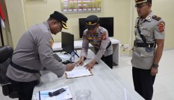 Kapolres Pidie Jaya AKBP Dodon Priyambodo memimpin serah terima jabatan Kasat Lantas di ruang kerjanya, Jum'at (10/3)