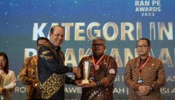 Sekda Aceh Bustami Hamzah menerima Penghargaan Pelopor Pencegahan dan Penanggulangan Ekstremisme Berbasis Kekerasan yang Mengarah pada Terorisme di Indonesia (RANPE Awards) 2023 yang diserahkan Kepala BNPT Komjen Pol Boy Rafli Amar di Jakarta, Jum'at (10/3)