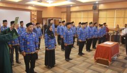 Asisten III Bidang Administrasi Umum Setda Aceh Dr Iskandar AP mengambil sumpah dan melantik 24 Pejabat Fungsional Pemerintah Aceh di Aula BKA, Jum'at (10/3)