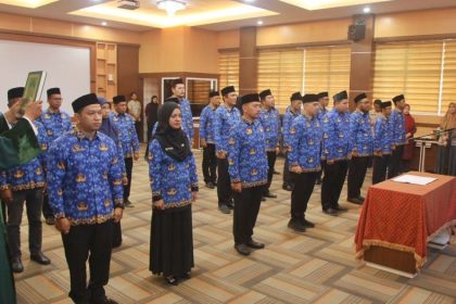 Asisten III Bidang Administrasi Umum Setda Aceh Dr Iskandar AP mengambil sumpah dan melantik 24 Pejabat Fungsional Pemerintah Aceh di Aula BKA, Jum'at (10/3)