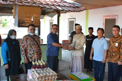 IKAHI Cabang Pengadilan Tinggi Banda Aceh membagikan sembako kepada anak yatim dan para santri Dayah Syamsul Fata Gampong Bakoy, Kecamatan Ingin Jaya, Aceh Besar, Jum'at (10/3)