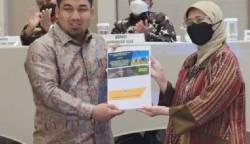 Pj Bupati Aceh Besar Muhammad Iswanto saat menyerahkan berkas proposal RDTR Kota Jantho yang diterima salah Direktur Bina Perencanaan Tata Ruang Daerah Wilayah I, Kementerian ATR/BPN, di Jakarta, beberapa waktu lalu