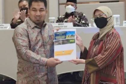 Pj Bupati Aceh Besar Muhammad Iswanto saat menyerahkan berkas proposal RDTR Kota Jantho yang diterima salah Direktur Bina Perencanaan Tata Ruang Daerah Wilayah I, Kementerian ATR/BPN, di Jakarta, beberapa waktu lalu