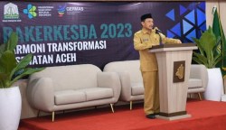 Asisten I Bidang Pemerintahan, Keistimewaan Aceh dan Kesejahteraan Rakyat Setda Aceh Dr M Jafar SH MHum menyampaikan sambutan pada pembukaan Rakerkesda Aceh 2023 di Aula Bapelkes Aceh, Senin (13/3)