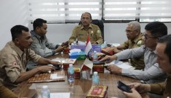 Asisten Pemerintahan, Keistimewaan Aceh dan Kesejahteraan Rakyat Setda Aceh Dr M Jafar SH MHum, didampingi Kepala SKPA terkait, menggelar rapat dengan Ketua Komisi V DPRA M Rizal Falevi Kirani dalam rangka membahas bantuan pembangunan masjid di Turki, Senin (13/3)