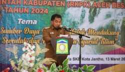 Pj Bupati Aceh Besar Muhammad Iswanto membuka Musrenbang RKPD Kabupaten Aceh Besar tahun 2024 di Aula SKB Kota Jantho, Senin (13/3). FOTO/ PROKOPIM SETDAKAB ACEH BESAR