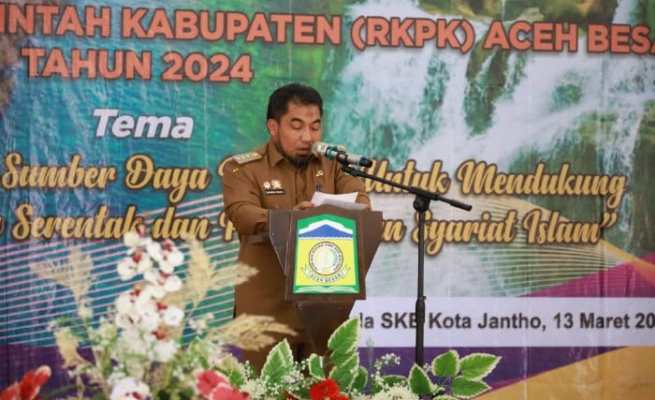 Pj Bupati Aceh Besar Muhammad Iswanto membuka Musrenbang RKPD Kabupaten Aceh Besar tahun 2024 di Aula SKB Kota Jantho, Senin (13/3). FOTO/ PROKOPIM SETDAKAB ACEH BESAR