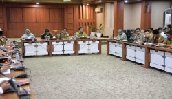 Plt Asisten II Setda Aceh Mawardi didampingi Kadis Kebudayaan dan Pariwisata Aceh Almuniza Kamal memimpin Rakor pelaksanaan PKA ke-8 bersama SKPA terkait di Gedung Serbaguna Setda Aceh, Selasa (14/3)
