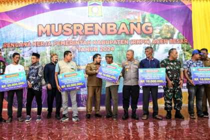 Pj Bupati Aceh Besar Muhammad Iswanto menyerahkan bantuan kepada penerima manfaat kompensasi kematian ternak akibat wabah PMK/LSD di Aceh Besar, Senin (13/3)