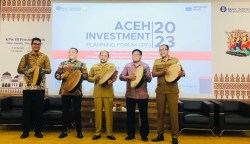 Asisten I Setda Aceh M Jafar, Kepala Perwakilan BI Provinsi Aceh Rony Widijarto dan Kepala DPMPTSP Aceh Marthunis membuka Aceh Investment Planning Forum (IPF) 2023, Selasa (14/3)
