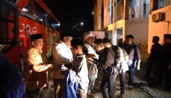 Pj Bupati Aceh Besar Muhammad Iswanto diwakili Asisten Perekonomian dan Pembangunan Sekdakab Aceh Besar M Ali melepas keberangkatan qari-qariah Aceh Besar juara MTQ menuju ke Tanah Suci untuk melaksanakan umrah, Senin malam (13/3)
