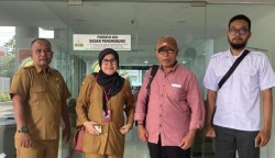 Shafrudin (bertopi) foto bersama Kasubid Hubungan antar Lembaga dan Masyarakar Cut Putri Alyanur dan staf BPPA di Kantor BPPA, Jalan RP. Soeroso, Menteng, Cikini, Jakarta Pusat