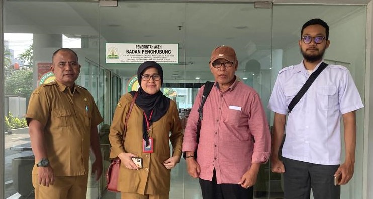 Shafrudin (bertopi) foto bersama Kasubid Hubungan antar Lembaga dan Masyarakar Cut Putri Alyanur dan staf BPPA di Kantor BPPA, Jalan RP. Soeroso, Menteng, Cikini, Jakarta Pusat | INFOACEH.net Shafrudin (bertopi) foto bersama Kasubid Hubungan antar Lembaga dan Masyarakar Cut Putri Alyanur dan staf BPPA di Kantor BPPA, Jalan RP. Soeroso, Menteng, Cikini, Jakarta Pusat