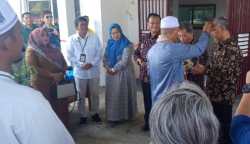 Staf Ahli Bupati Aceh Besar Anita menyaksikan prosesi tepung tawar Kampus Akademi Akupunktur Aceh, di Neheun Kecamatan Mesjid Raya, Selasa (14/3)