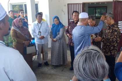 Staf Ahli Bupati Aceh Besar Anita menyaksikan prosesi tepung tawar Kampus Akademi Akupunktur Aceh, di Neheun Kecamatan Mesjid Raya, Selasa (14/3)