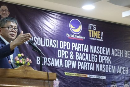 Ketua DPW Partai NasDem Aceh Teuku Taufiqulhadi menyampaikan pidato pada konsolidasi partai di depan ratusan pimpinan dan kader Partai NasDem Aceh Besar, para Bacaleg dan pengurusan NasDem tingkat kecamatan, Rabu (15/3)