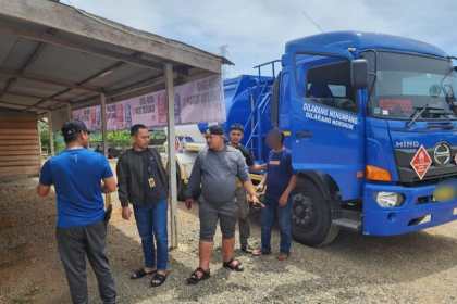 Tim Subdit I Indagsi Ditreskrimsus Polda Aceh mengamankan dua unit mobil tanki beserta tiga terduga pelaku karena mengangkut BBM tanpa dilengkapi dokumen atau izin resmi