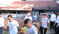 Ketua DPRK Banda Aceh Farid Nyak Umar menjemput Bang Buyong, sapaan Baharuddin (72), penderita penyakit autoimun untuk dirujuk dan berobat ke RSUD Meuraxa Banda Aceh, Rabu (15/3)