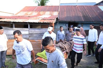Ketua DPRK Banda Aceh Farid Nyak Umar menjemput Bang Buyong, sapaan Baharuddin (72), penderita penyakit autoimun untuk dirujuk dan berobat ke RSUD Meuraxa Banda Aceh, Rabu (15/3)